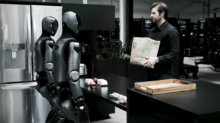 两台机器人在一个展示厨房中合作,将食物放入冰箱